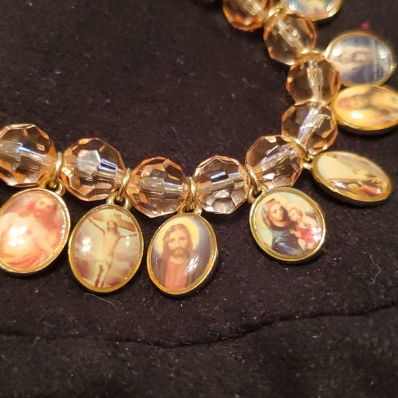 GORGEOUS RELIGIOUS CHARM BRACELET. - Picture 4 of 8